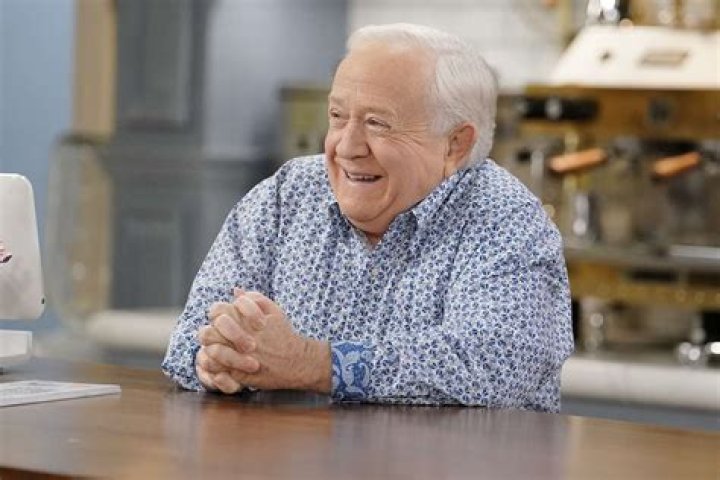 
‘Call Me Kat’ Sets Date for Leslie Jordan’s Final Episode After His Death 