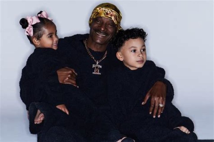 
Kim Kardashian’s SKIMS Debuts New Holiday Campaign Starring Snoop Dogg — and His Gorgeous Family! 