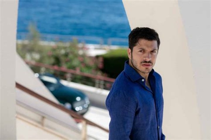 
Who is actor Dimitri Leonidas? Is he married or with girlfriend? 