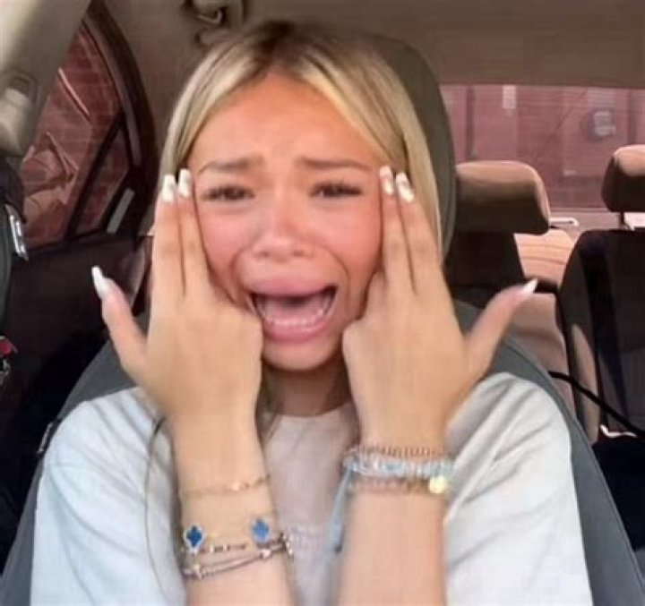 
Who Is Yellow Teeth Girl On TikTok? Reddit Reaction And Photos 